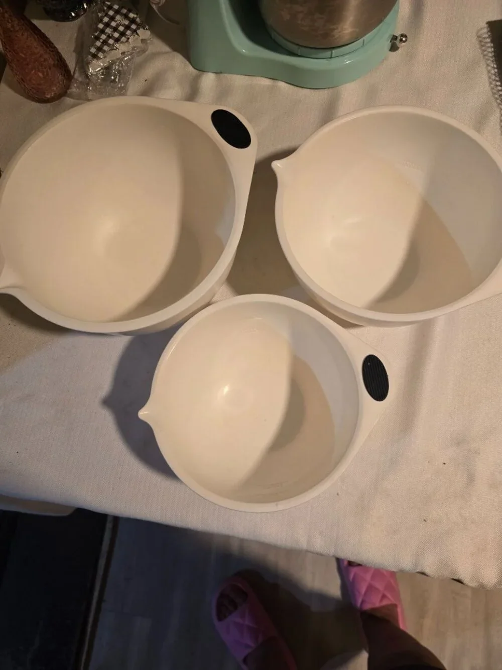 Set Of 3 White Plastic Mixing Bowls With Pour Spouts Black Non-Slip Grips 1L & 5